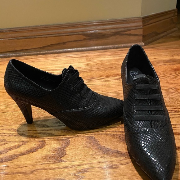 Low heeled low cut hotties - Picture 2 of 3